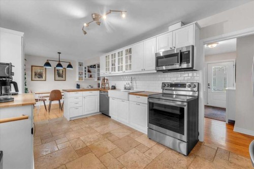 85 Warwick Drive Sw, Calgary, AB - Indoor Photo Showing Kitchen