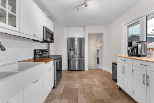 85 Warwick Drive Sw, Calgary, AB - Indoor Photo Showing Kitchen