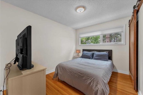 85 Warwick Drive Sw, Calgary, AB - Indoor Photo Showing Bedroom