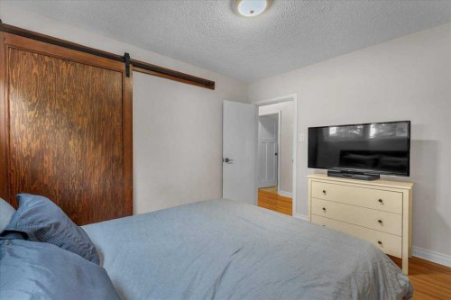 85 Warwick Drive Sw, Calgary, AB - Indoor Photo Showing Bedroom