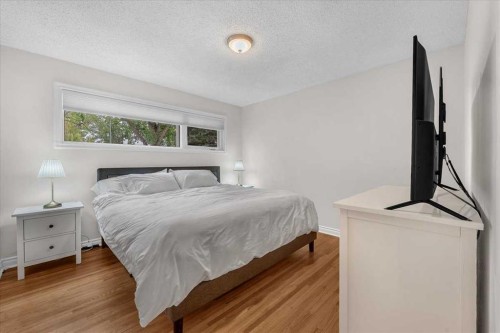 85 Warwick Drive Sw, Calgary, AB - Indoor Photo Showing Bedroom