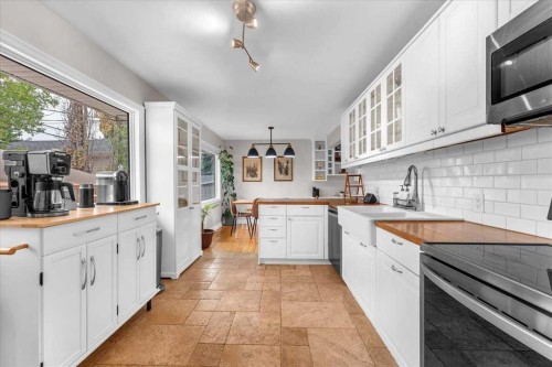 85 Warwick Drive Sw, Calgary, AB - Indoor Photo Showing Kitchen