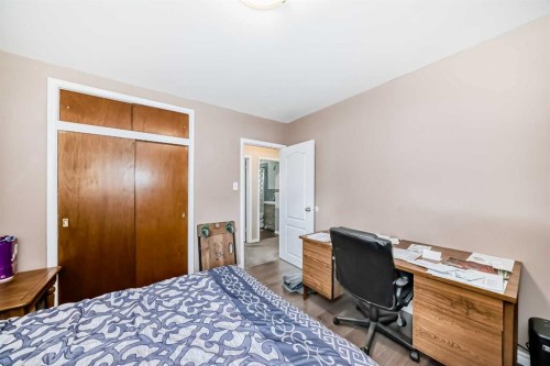 2235 42 Street Se, Calgary, AB - Indoor Photo Showing Bedroom