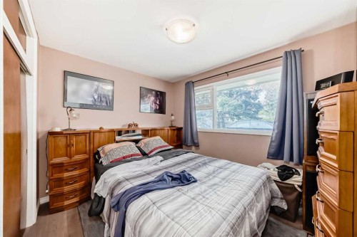 2235 42 Street Se, Calgary, AB - Indoor Photo Showing Bedroom