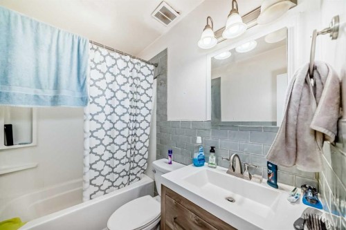 2235 42 Street Se, Calgary, AB - Indoor Photo Showing Bathroom