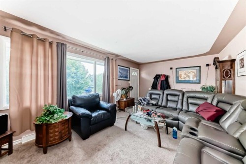 2235 42 Street Se, Calgary, AB - Indoor Photo Showing Living Room