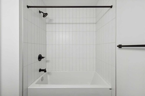 414 River Avenue, Cochrane, AB - Indoor Photo Showing Bathroom