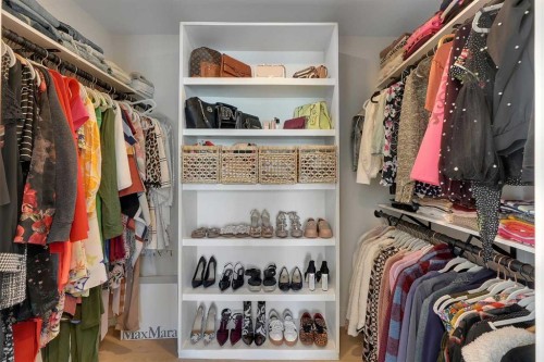 611 Parkridge Drive Se, Calgary, AB - Indoor With Storage