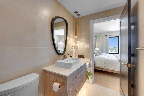 611 Parkridge Drive Se, Calgary, AB - Indoor Photo Showing Bathroom