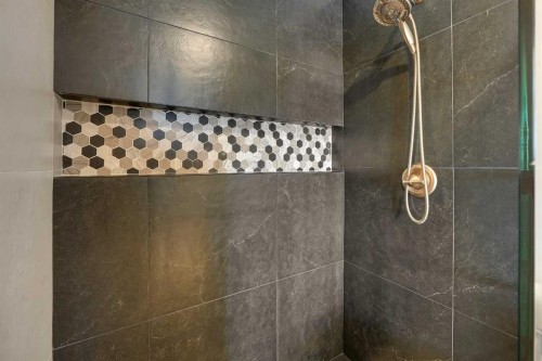 611 Parkridge Drive Se, Calgary, AB - Indoor Photo Showing Bathroom