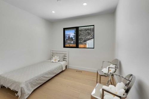 611 Parkridge Drive Se, Calgary, AB - Indoor Photo Showing Bedroom