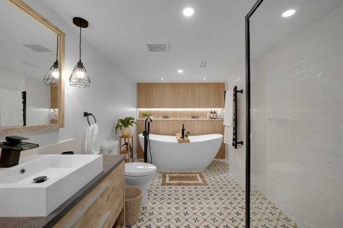 611 Parkridge Drive Se, Calgary, AB - Indoor Photo Showing Bathroom