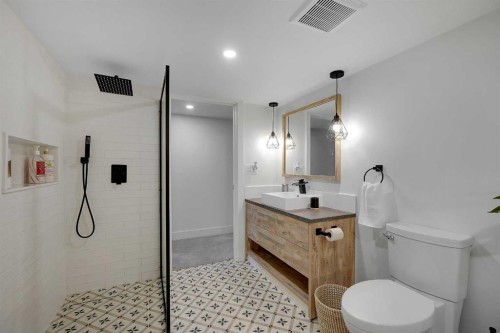 611 Parkridge Drive Se, Calgary, AB - Indoor Photo Showing Bathroom