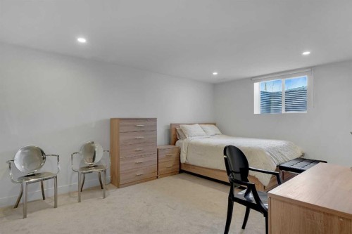611 Parkridge Drive Se, Calgary, AB - Indoor Photo Showing Bedroom