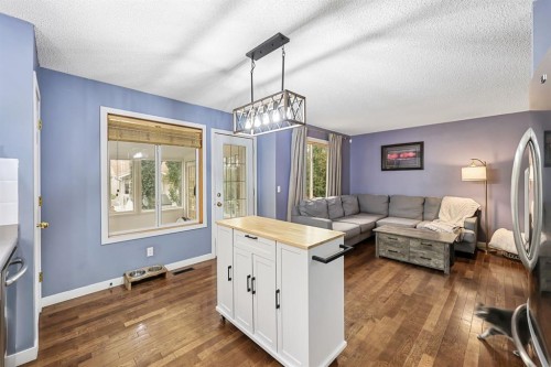 10 Big Springs Hill Se, Airdrie, AB - Indoor Photo Showing Living Room