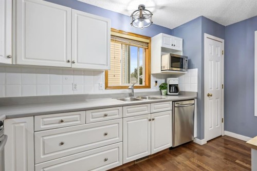 10 Big Springs Hill Se, Airdrie, AB - Indoor Photo Showing Kitchen With Double Sink