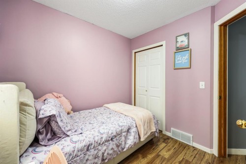 10 Big Springs Hill Se, Airdrie, AB - Indoor Photo Showing Bedroom