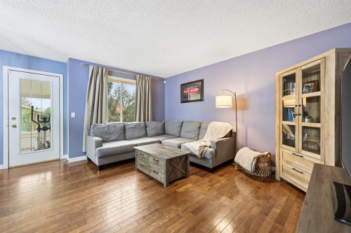 10 Big Springs Hill Se, Airdrie, AB - Indoor Photo Showing Living Room