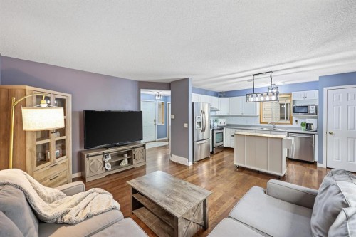 10 Big Springs Hill Se, Airdrie, AB - Indoor Photo Showing Living Room