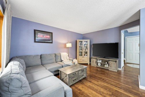 10 Big Springs Hill Se, Airdrie, AB - Indoor Photo Showing Living Room