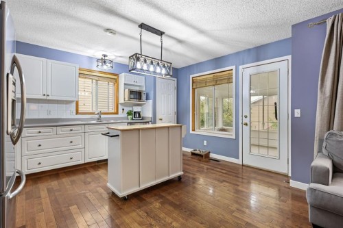 10 Big Springs Hill Se, Airdrie, AB - Indoor Photo Showing Kitchen