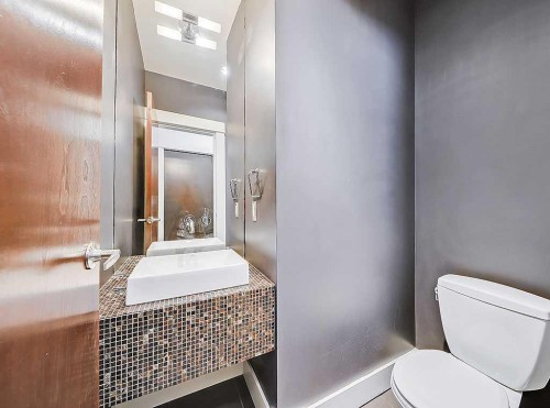 2109 14A Street Sw, Calgary, AB - Indoor Photo Showing Bathroom