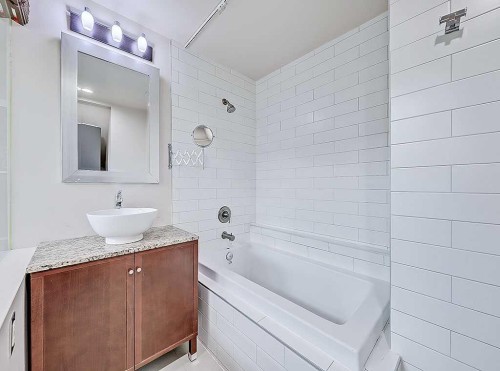 2109 14A Street Sw, Calgary, AB - Indoor Photo Showing Bathroom