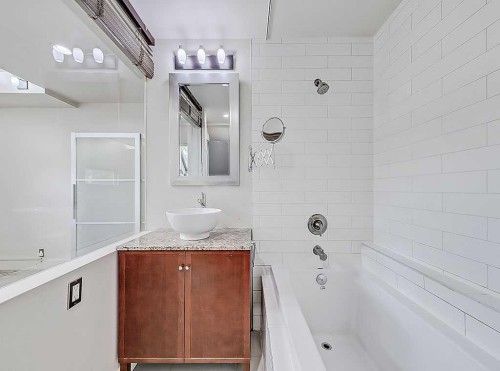 2109 14A Street Sw, Calgary, AB - Indoor Photo Showing Bathroom