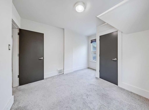 2109 14A Street Sw, Calgary, AB - Indoor Photo Showing Other Room