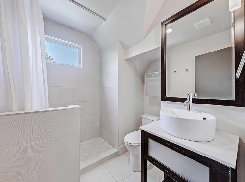2109 14A Street Sw, Calgary, AB - Indoor Photo Showing Bathroom