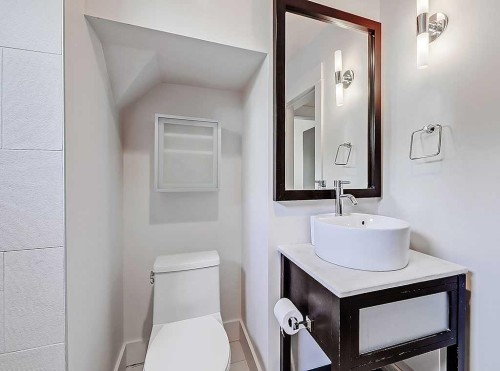 2109 14A Street Sw, Calgary, AB - Indoor Photo Showing Bathroom