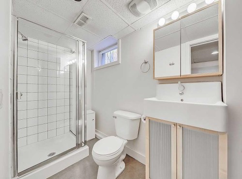 2109 14A Street Sw, Calgary, AB - Indoor Photo Showing Bathroom