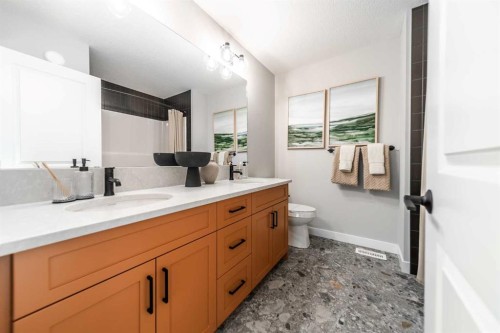 207 Lucas Common Nw, Calgary, AB - Indoor Photo Showing Bathroom