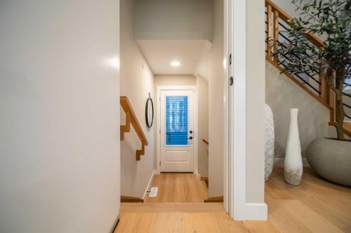 207 Lucas Common Nw, Calgary, AB - Indoor Photo Showing Other Room