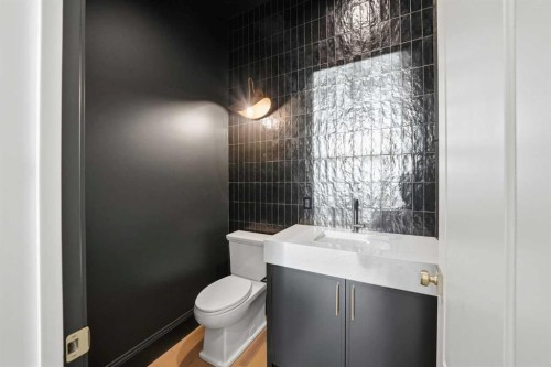 703 35 Street Nw, Calgary, AB - Indoor Photo Showing Bathroom