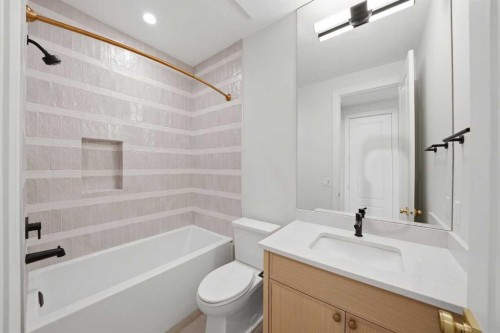 703 35 Street Nw, Calgary, AB - Indoor Photo Showing Bathroom