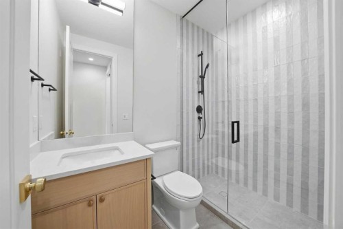 703 35 Street Nw, Calgary, AB - Indoor Photo Showing Bathroom