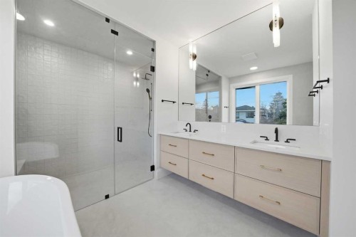 703 35 Street Nw, Calgary, AB - Indoor Photo Showing Bathroom
