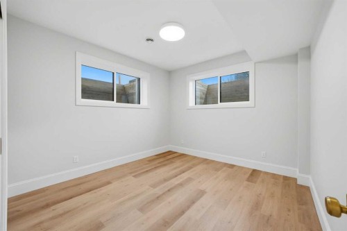 703 35 Street Nw, Calgary, AB - Indoor Photo Showing Other Room