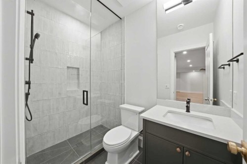 703 35 Street Nw, Calgary, AB - Indoor Photo Showing Bathroom