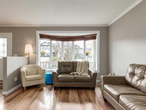 50 Bridlecrest Gardens Sw, Calgary, AB - Indoor Photo Showing Living Room