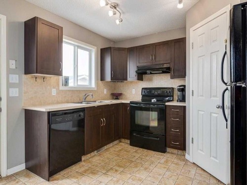 50 Bridlecrest Gardens Sw, Calgary, AB - Indoor Photo Showing Kitchen