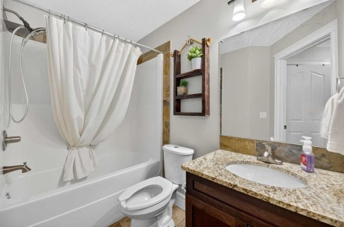 12 Vermont Close, Olds, AB - Indoor Photo Showing Bathroom