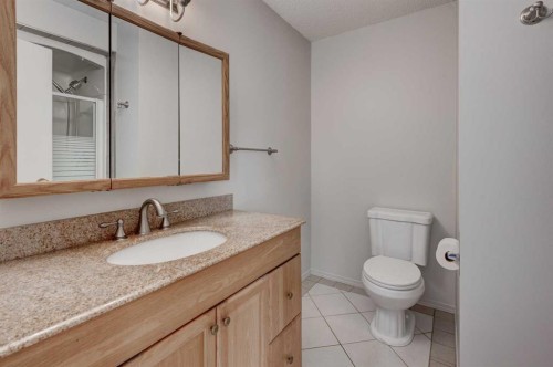 405 2 Avenue Nw, Diamond Valley, AB - Indoor Photo Showing Bathroom