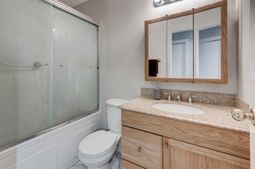 405 2 Avenue Nw, Diamond Valley, AB - Indoor Photo Showing Bathroom