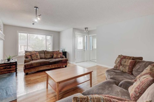 405 2 Avenue Nw, Diamond Valley, AB - Indoor Photo Showing Living Room