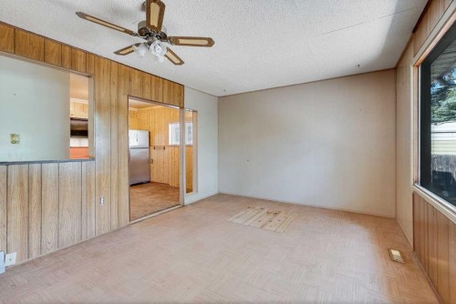 7927 36 Avenue Nw, Calgary, AB - Indoor Photo Showing Other Room