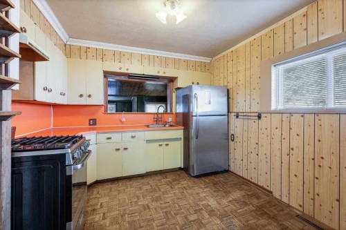 7927 36 Avenue Nw, Calgary, AB - Indoor Photo Showing Kitchen