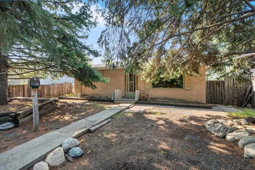 7927 36 Avenue Nw, Calgary, AB - Outdoor