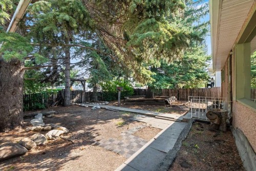 7927 36 Avenue Nw, Calgary, AB - Outdoor